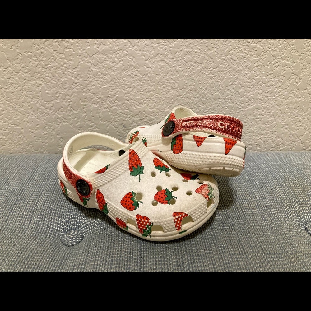 🍓SOLD ON OTHER SITE🍓Strawberry Crocs